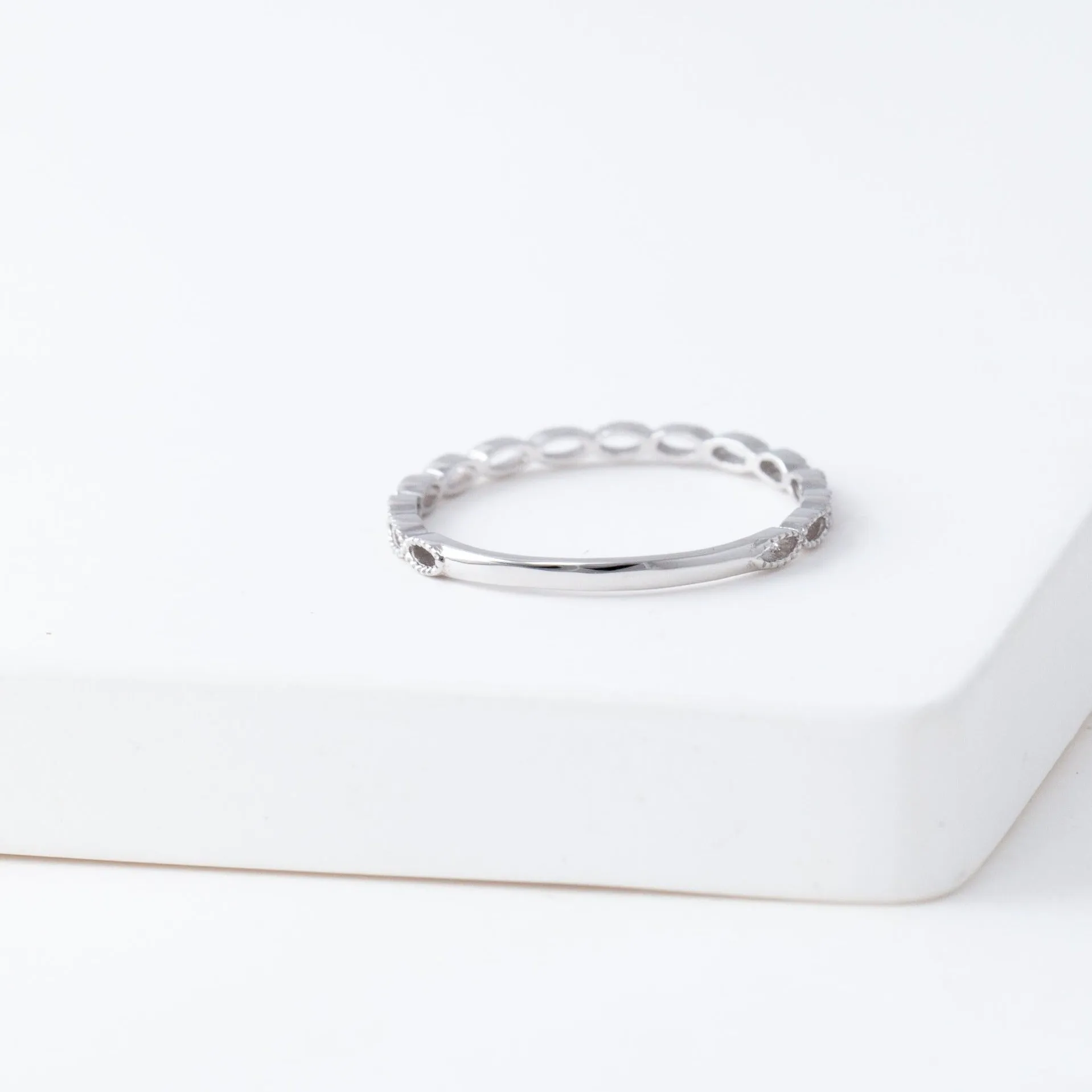 Repeat small oval ring - white gold